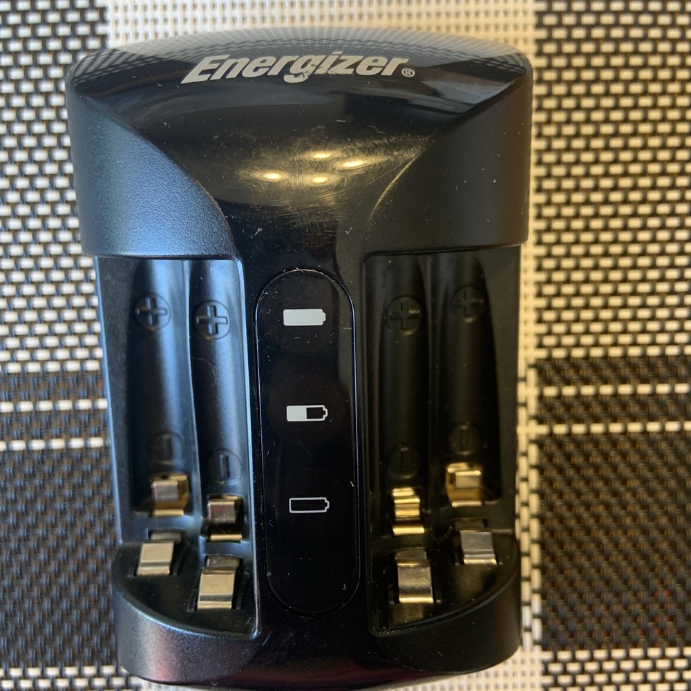 Energizer Recharge Pro AA AAA NiMH Battery Charger CHPRO-DE-Powers On / Untested